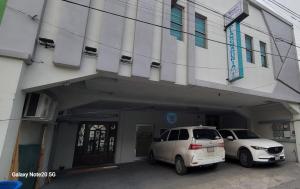 two cars parked in front of a building at Departamento Ejecutivo Rigo Tovar in Matamoros