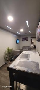 a conference room with a table and a couch at Departamento Ejecutivo Rigo Tovar in Matamoros