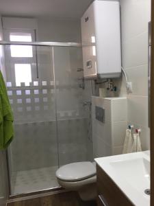 y baño con ducha, aseo y lavamanos. en Portalegre, en Madrid