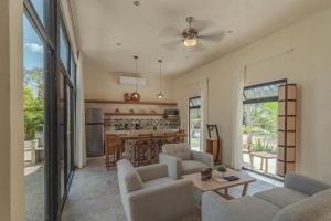 ein Wohnzimmer mit Sofas und eine Küche in der Unterkunft Villas Marlé in Mococha