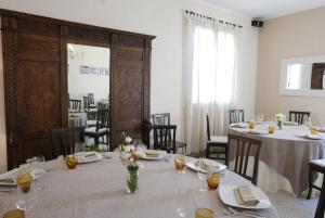 a dining room with tables and chairs and a mirror at Agriturismo Boschi Celati in Roncaglia