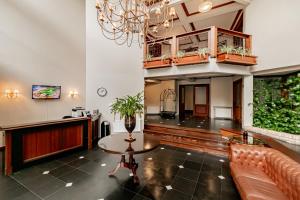 a lobby with a couch and a table at Flat Serrano com Total Acesso ao Wish Resort in Gramado
