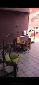 eine Terrasse mit Tisch und Stühlen und einem Tisch in der Unterkunft Red Family Hotel in Vagharshapat