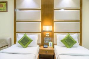 Llit o llits en una habitació de Super Inn Armoise Hotel