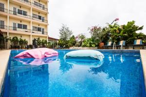 Deux dauphins gonflables dans la piscine d'un hôtel dans l'établissement Mikhael's Hotel, à Brazzaville