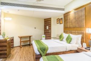 Llit o llits en una habitació de Super Inn Armoise Hotel