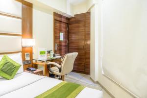 Llit o llits en una habitació de Super Inn Armoise Hotel
