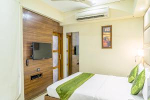 Llit o llits en una habitació de Super Inn Armoise Hotel