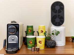 a counter with a microwave and coffee cups and a speaker at 호텔 도토리 in Gunsan-si