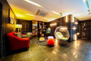 a living room with a red couch and balls on the floor at 바고관광호텔 in Seoul