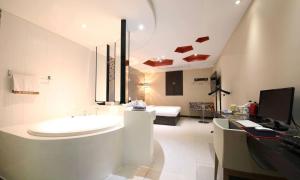 a bathroom with a tub and a tv in a room at 바고관광호텔 in Seoul