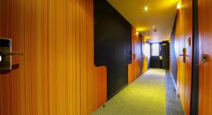 a hallway with orange walls and a long corridor at 바고관광호텔 in Seoul