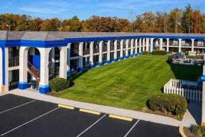 an aerial view of a building with a large lawn at Days Inn by Wyndham Ruther Glen Kings Dominion Area in Ruther Glen