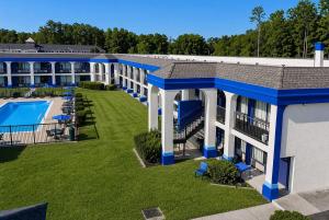 an aerial view of a resort building with a pool at Days Inn by Wyndham Ruther Glen Kings Dominion Area in Ruther Glen