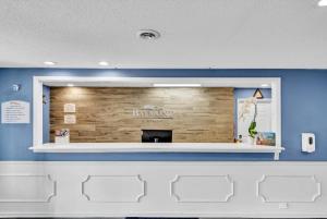 a branch of bangalorequartered reliance hospital with a blue wall at Baymont by Wyndham Warner Robins in Warner Robins +19 photos