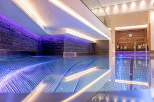 Basen w obiekcie Sport- und Genusshotel Silvretta lub w pobliżu