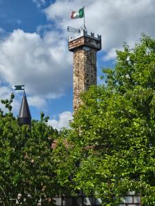 a chimney with a flag on top of a building at castello terrebio in Visnadello