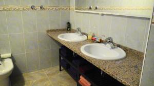 a bathroom with two sinks and a toilet at Casa do Tamega in Amarante