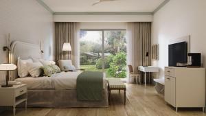 a bedroom with a large bed and a television at Hotel Panamonte in Boquete