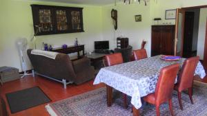 een woonkamer met een tafel en een bank en een tafel en stoelen bij Casa do Tamega in Amarante