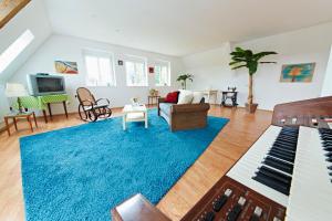 uma sala de estar com um tapete azul e um piano em Alte seester Schule em Westerkappeln