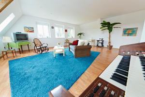 sala de estar con alfombra azul y piano en Alte seester Schule, en Westerkappeln