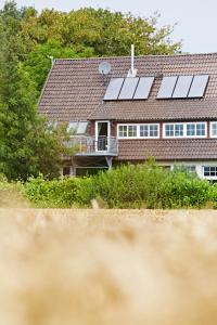 uma casa com painéis solares no telhado em Alte seester Schule em Westerkappeln