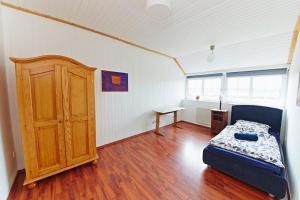 a bedroom with a bed and a wooden floor at Alte seester Schule in Westerkappeln