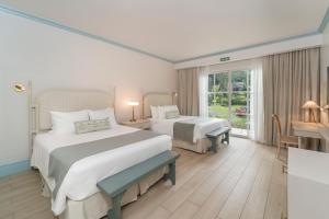 a hotel room with two beds and a window at Hotel Panamonte in Boquete