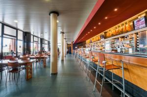 ビトリア・ガステイスにあるHotel Ruta de Europaのテーブルと椅子のあるレストラン、バー