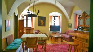 a living room with a table and a couch at Schloss Berg Klösterle in Zedlitzdorf