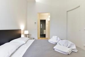 sypialnia z 2 białymi poduszkami na łóżku w obiekcie Campo de' Fiori Brand New Apartment w Rzymie
