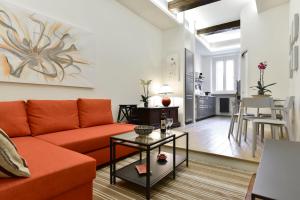 ローマにあるCampo de' Fiori Brand New Apartmentのリビングルーム(ソファ、テーブル付)