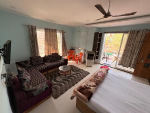 a living room with a bed and a couch at Oasis Fun Villa - Cafe in Rao
