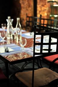 マンドリュー・ラ・ナプールにあるVillage Vacances Le Domaine d'Agecroftのテーブル(ガラス付)と椅子