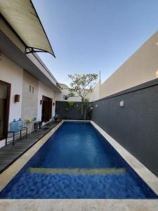a swimming pool in the backyard of a house at Pondok Ashanara Sading in Sempidi