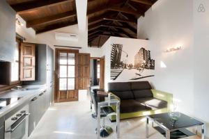 sala de estar con sofá y mesa en Loft wifi Centro espectacular terraza con todos los servicios, en Granada