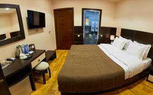 Säng eller sängar i ett rum på Hotel Lilia Yerevan