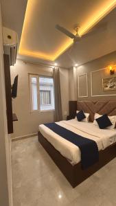 a bedroom with a large bed and a window at Hotel Mahadev Palace in Kankhal