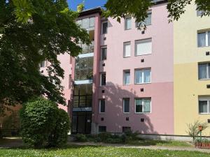an apartment building with pink at K&T Apartman in Szentendre