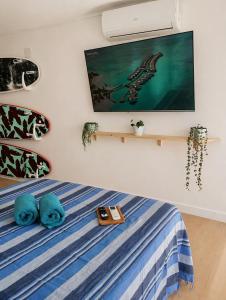 a bedroom with a bed with a tv on the wall at La Pineda Pisito Playero in La Pineda