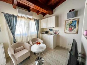 a small kitchen with two chairs and a table in a room at Sonomusica B&B in Gazzola Di Rivalta