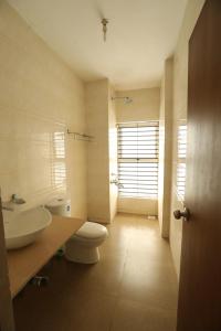 a bathroom with a toilet and a sink at Peaceful Hideaway Ponda in Priol