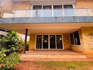 a house with a balcony and a wooden porch at Peaceful Hideaway Ponda in Priol