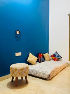 a blue room with a bed and a table at Peaceful Hideaway Ponda in Priol