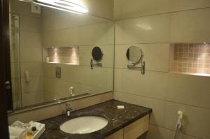Bilik mandi di Lemon Tree Hotel Candolim