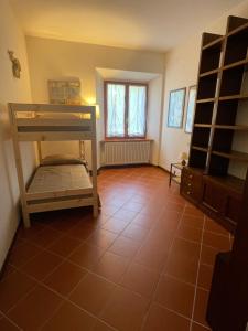 a room with a bunk bed and a tiled floor at Casabei in Monticiano