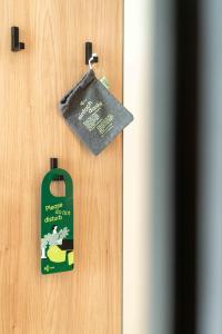 Ein Skateboard hängt mit einer Tasche an einer Holztür. in der Unterkunft eee Hotel Laakirchen in Laakirchen
