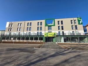 ein leerer Parkplatz vor einem Gebäude in der Unterkunft eee Hotel Laakirchen in Laakirchen + 21 Fotos