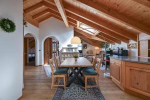 eine Küche und ein Esszimmer mit Tisch und Stühlen in der Unterkunft Ferienwohnung Edelweiß mit Sommer- Bergbahn unlimited kostenlos in Obermaiselstein